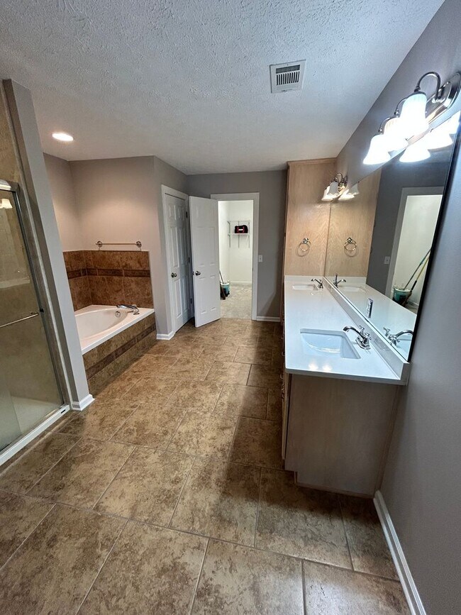 Building Photo - 2908 Country Club Dr