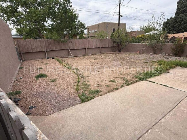 Building Photo - 1009 Bryn Mawr Dr NE