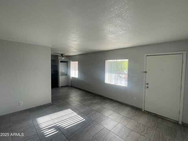 Building Photo - 1222 E Mountain View Rd