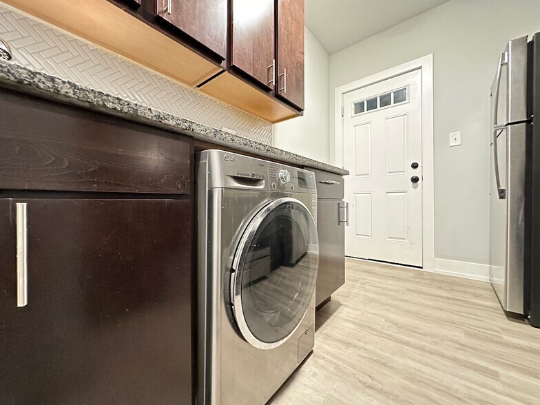 Building Photo - 708 W Brompton Ave