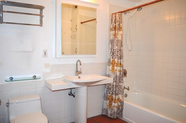 Building Photo - LowCres2