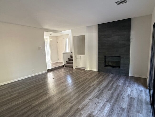 Building Photo - 3-Bedroom Hilltop Village Home w/ Bonus Am...