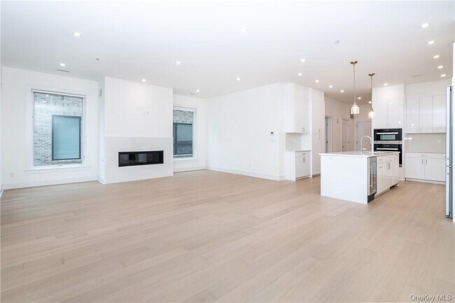 Building Photo - 110 Chatsworth Ave