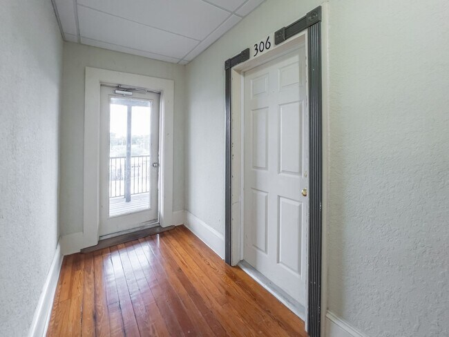 Building Photo - Renovated 1 Bedroom Apartment in Historic Colonial Building Unit 306
