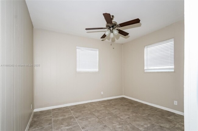 Building Photo - 1116 S 14th Ct