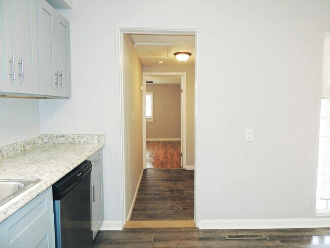 Building Photo - 4 Bed - 2 Full Bath Bungalow for Rent in Willowick!