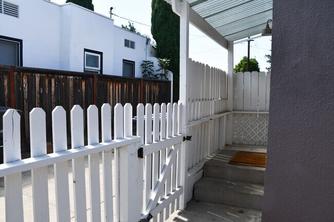 Building Photo - 629 W Culver Ave