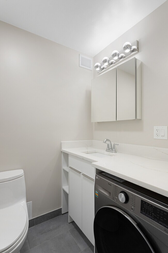 Building Photo - 6166 N Sheridan Rd