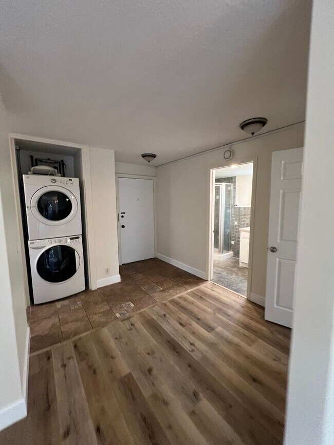 Building Photo - 1 bedroom, 1 bath, 1 parking in the heart of Waikiki!