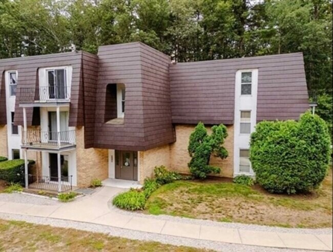 Building Photo - 8 Shadowbrook Ln