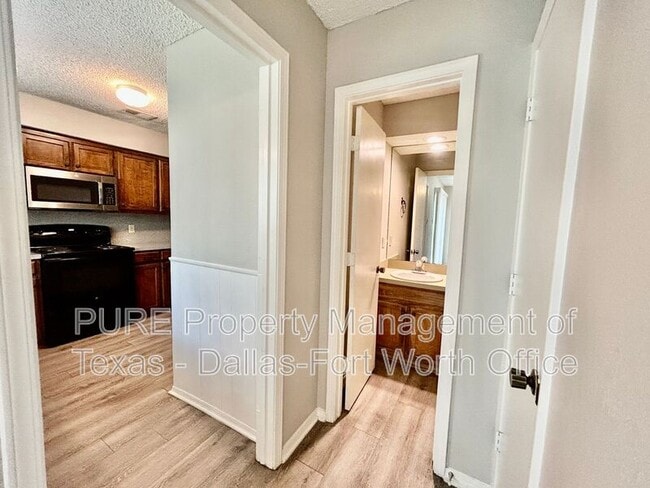 Building Photo - 2415 Oak Manor