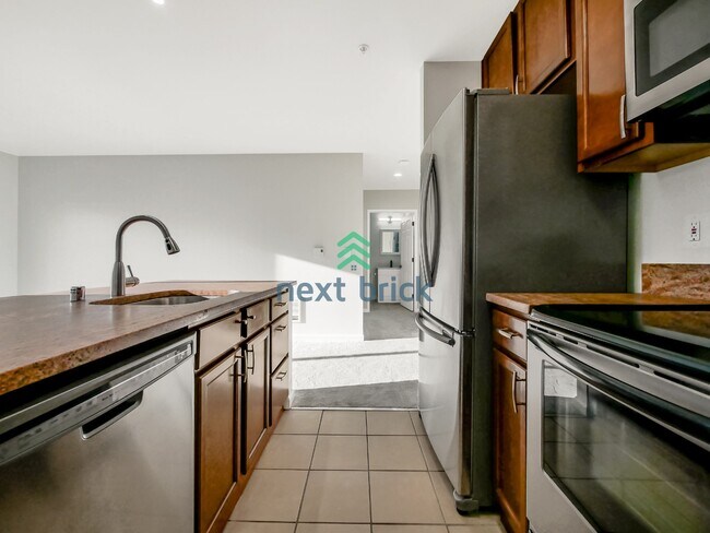 Building Photo - Luxury 1 Bed, 1 Bath Downtown Seattle Condo with City & Water Views