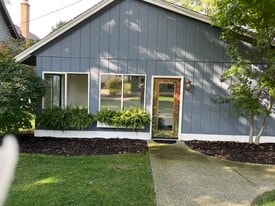 Building Photo - 571 W End Dr