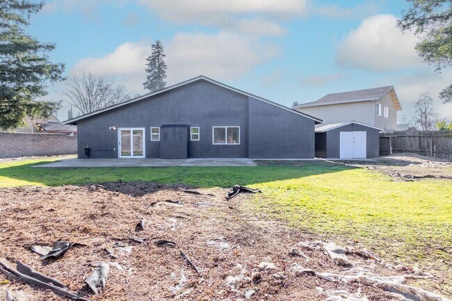 Building Photo - FOUR BEDROOM HOME ON A HUGE LOT SEE VIDEO