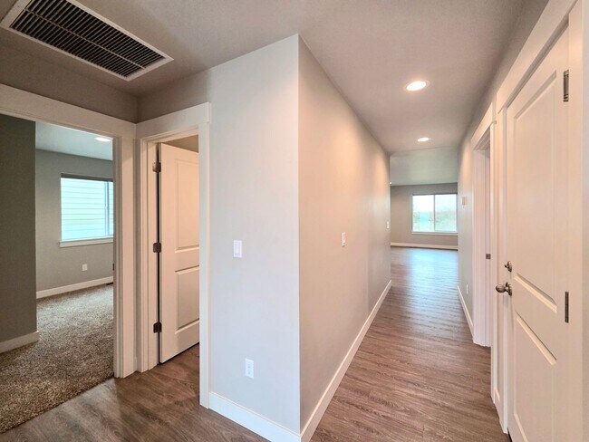 Building Photo - Single Family Home w/ Private Yard + Garage – Available Now!