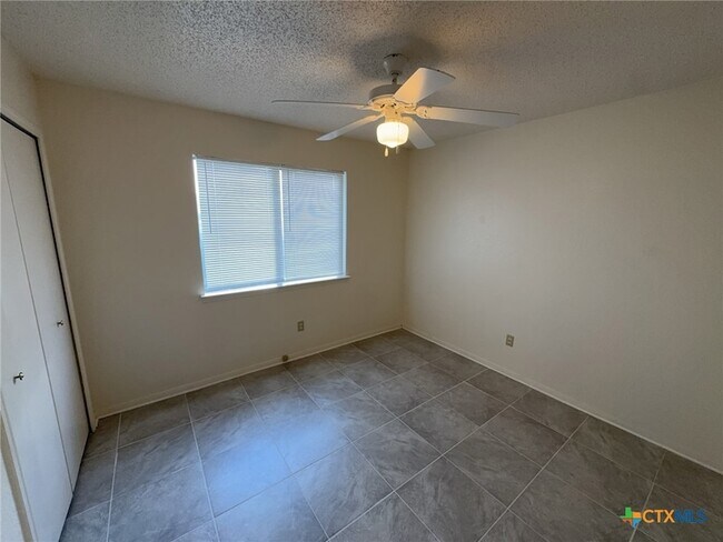 Building Photo - 3202 Honeysuckle Dr