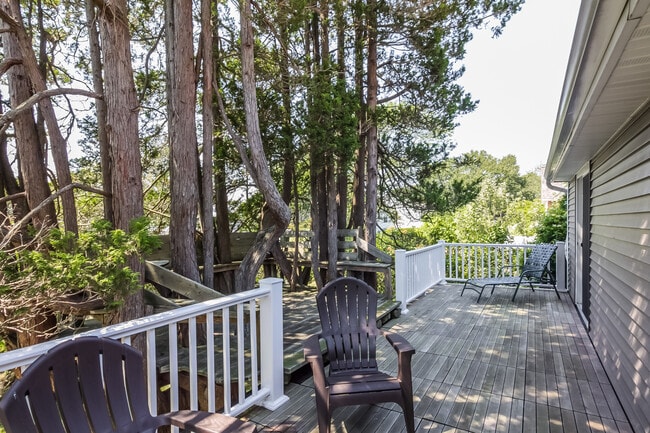 Building Photo - 116 Overshore Dr E