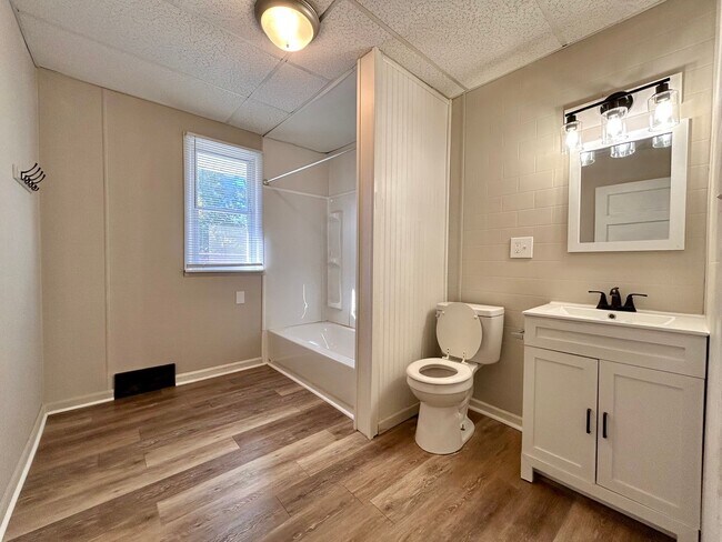 Building Photo - Grand 836/838