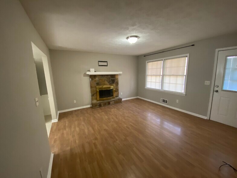 Building Photo - 1015 Eastview Rd NE