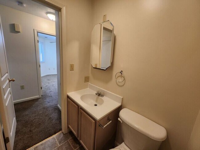Building Photo - 2 Bedroom Duplex - *Pets Welcome!