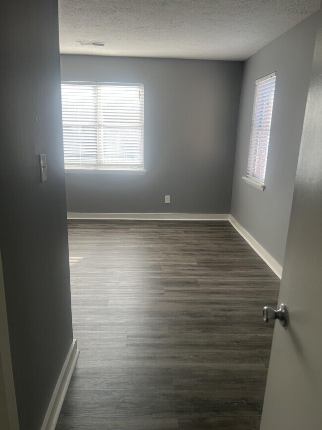 Building Photo - 421 Redding Rd