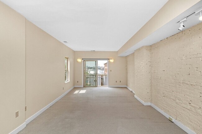 Building Photo - 296 Meridian St