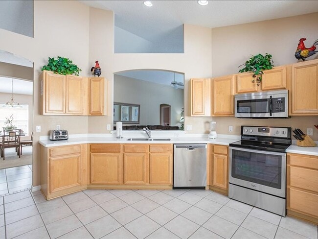 Building Photo - Stunning Fully Furnished 4-Bedroom, 3-Bath...