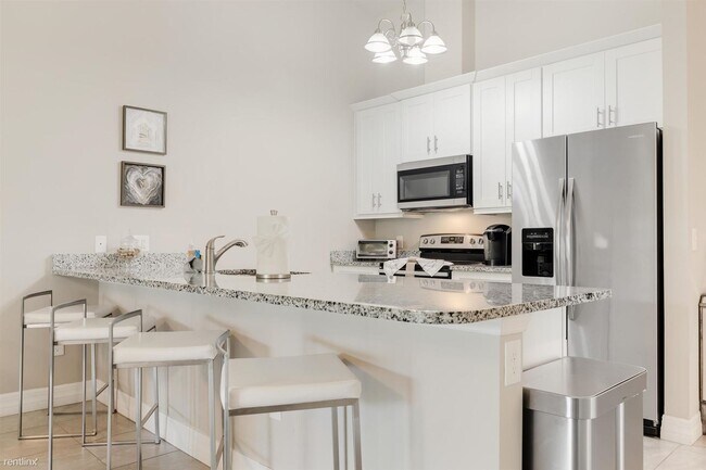 Building Photo - 3 br, 2 bath Duplex - 1722 Southwest 32nd ...