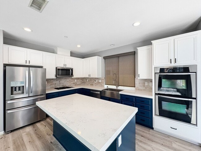 Building Photo - Stunning 4B/2.5BA House in Vista!