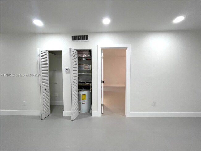 Building Photo - 1035 W 77th St