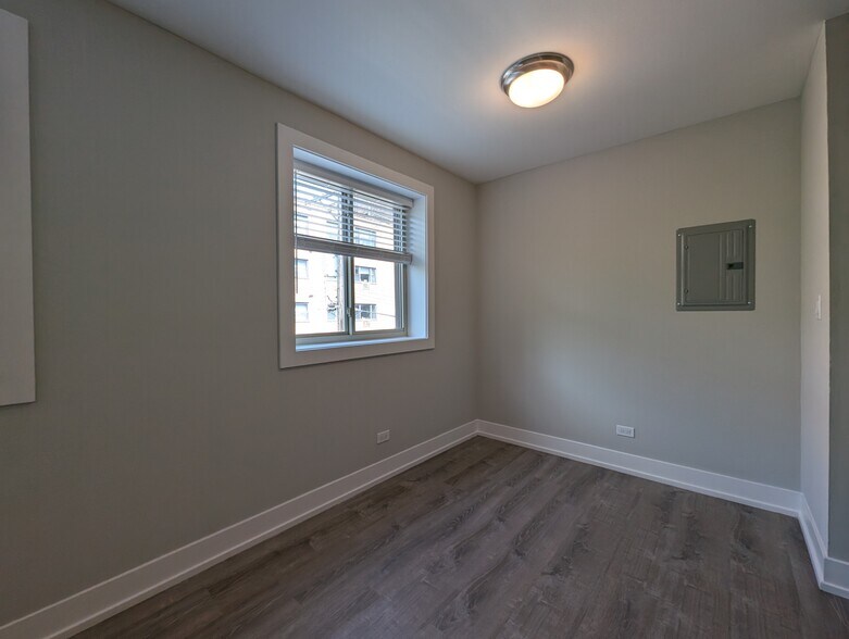 Building Photo - 542 W Surf St