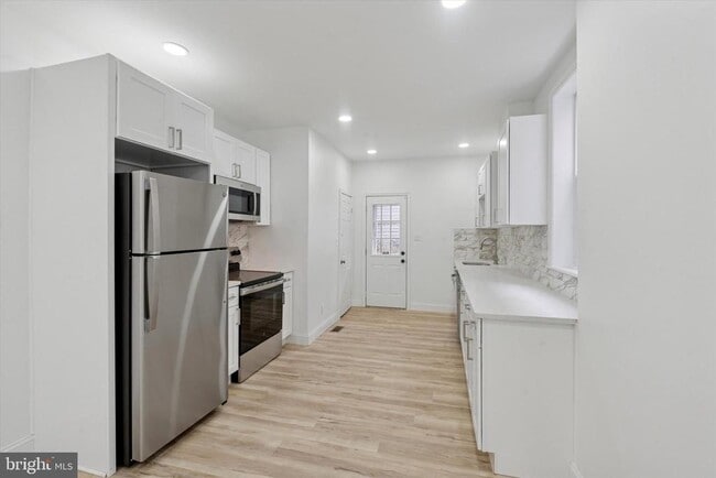 Building Photo - 17 N Millick St