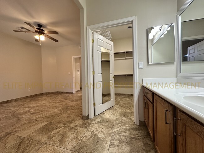 Building Photo - 585 W Deerview Ct