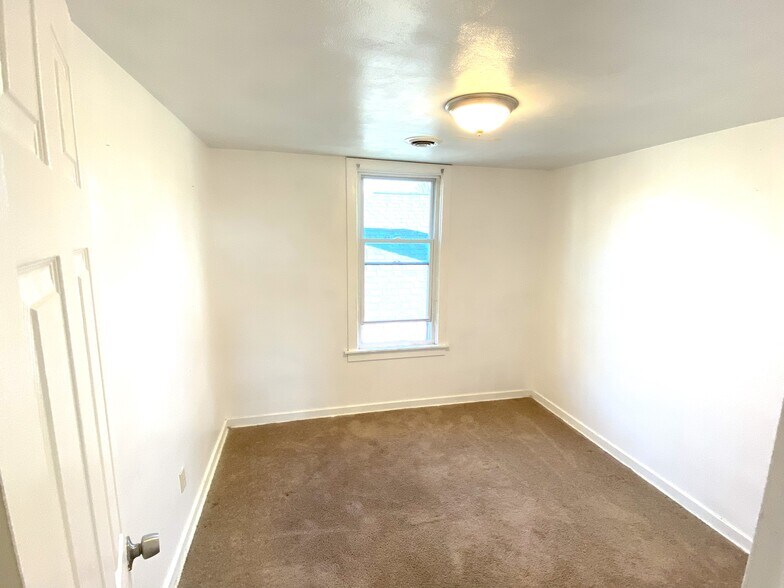 Building Photo - 817 Anaheim St