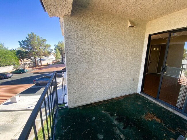 Building Photo - Lovely dual master condo in a gated community with a large patio! Easy access to the strip, Great...