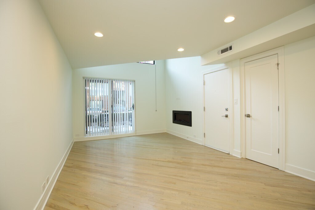 Building Photo - 843 W Grace St