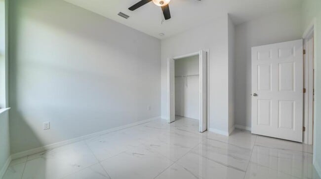 Building Photo - 4864 Golfview Blvd