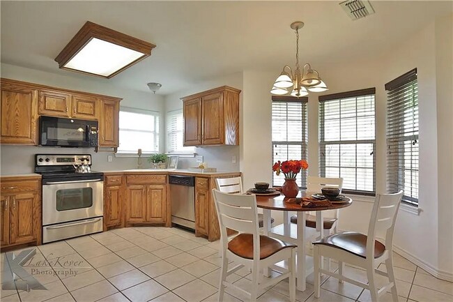 Building Photo - Cute 3-bedroom, 2-bath home