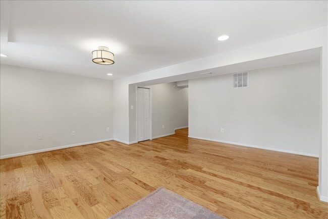 Building Photo - Updated 3BR / 2.5BA Townhome in Summit Chase – Over 1,900 Sq Ft with Deck & Fenced Patio!