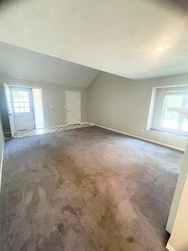 Building Photo - 2457 N Lynndale Dr