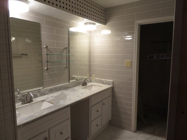 Building Photo - 12824 Westpark Dr