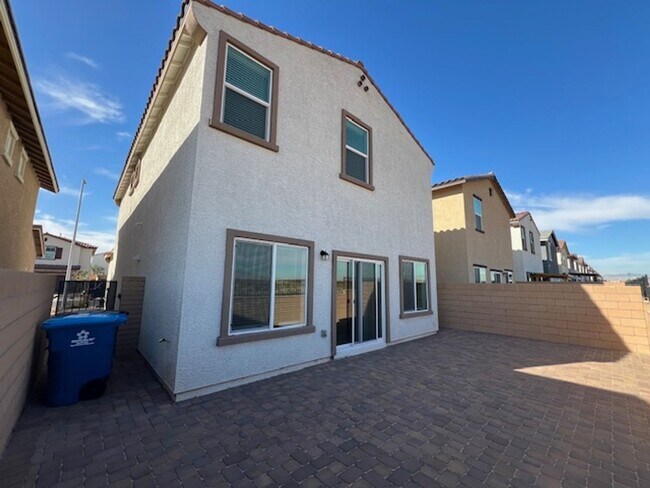 Building Photo - FULLY FURNISHED!!! beautiful 3 bedroom 2 and half bath home is located in the Symmetry Bay Cadenc...
