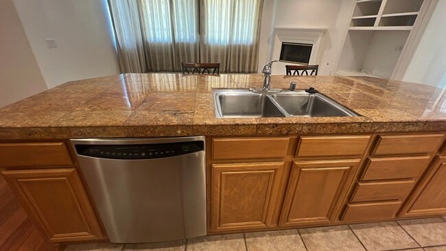 Building Photo - West Palmdale Home in Golf Course