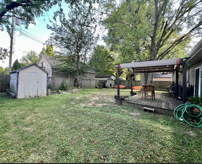 Building Photo - 806 S Walnut St