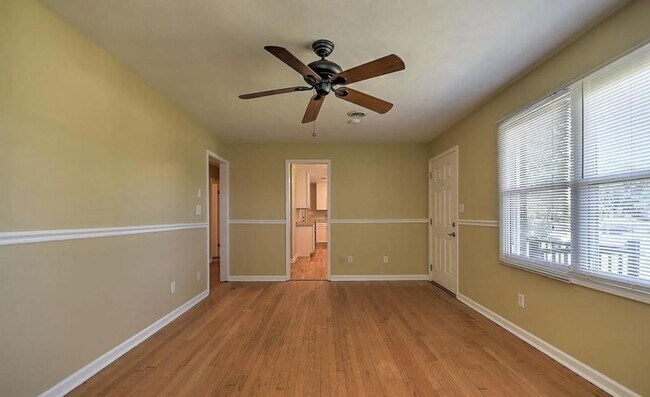 Building Photo - 1832 W Lakeview Dr
