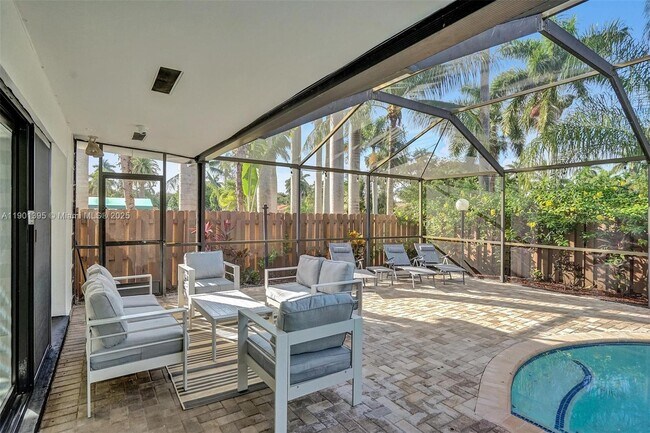 Building Photo - 1141 N North Lake Dr