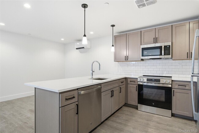 Building Photo - 180 Deer Park Ave