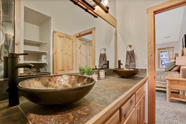 Building Photo - 130 Par Dr