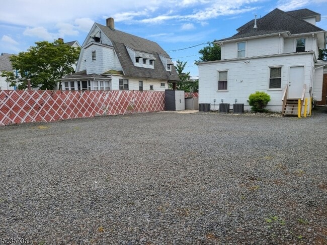Building Photo - 122 Somerset St