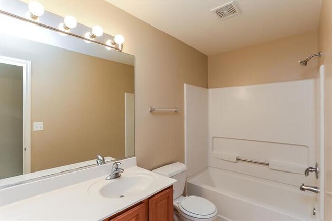 Building Photo - 530 Saratoga Circle